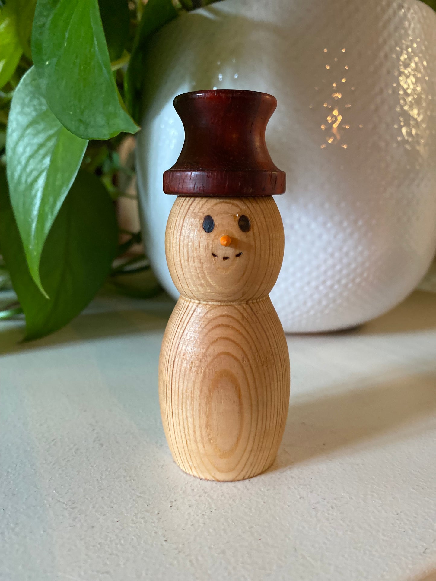 houten sneeuwman - rode hoed