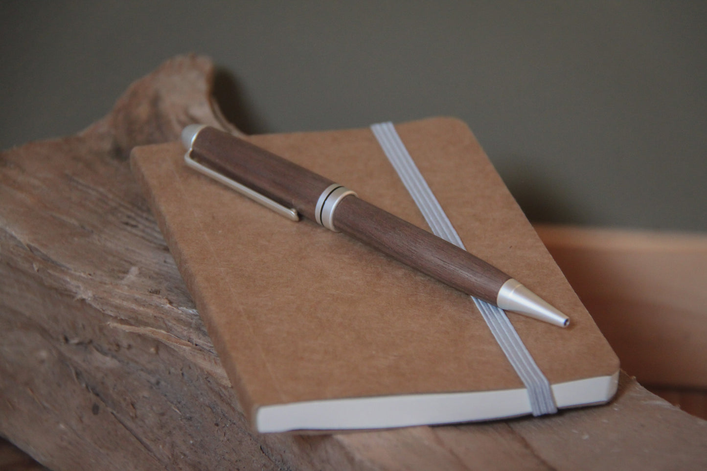 Houten balpen 'Josephine' - notelaar - satin silver