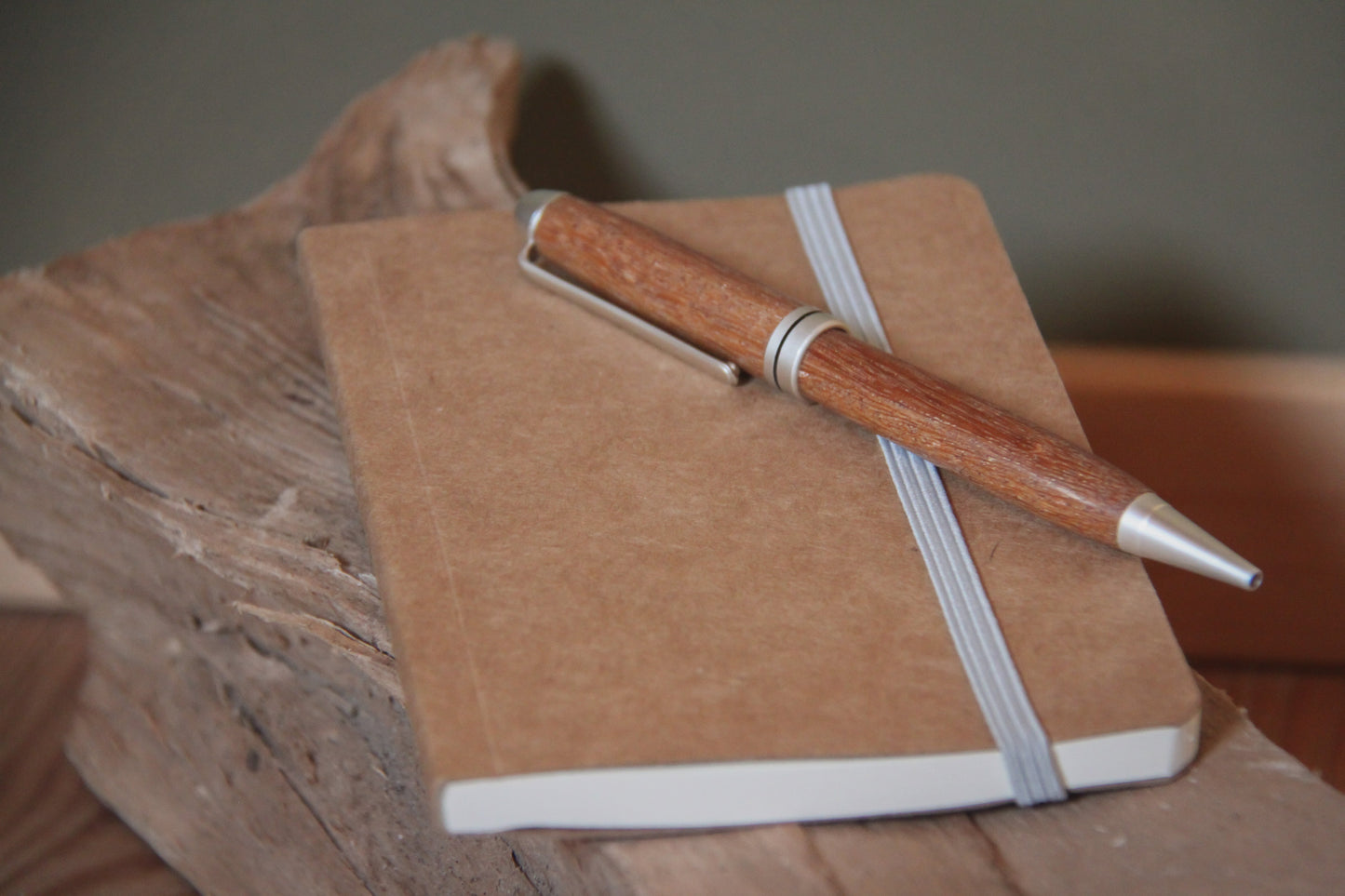 Houten balpen 'Josephine' - cumaru - satin silver