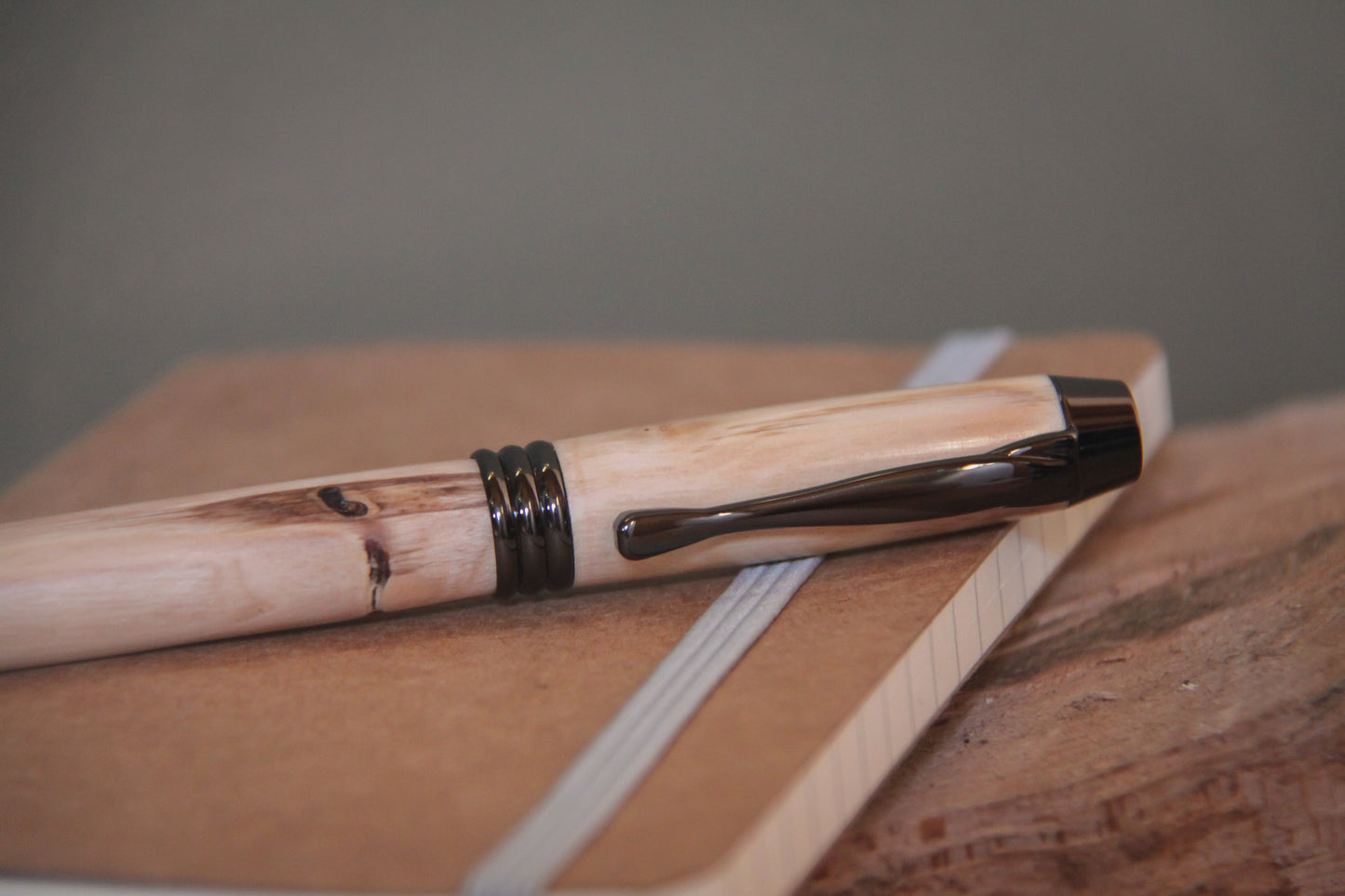 Houten vulpen 'Lucien' - olijf- gun metal