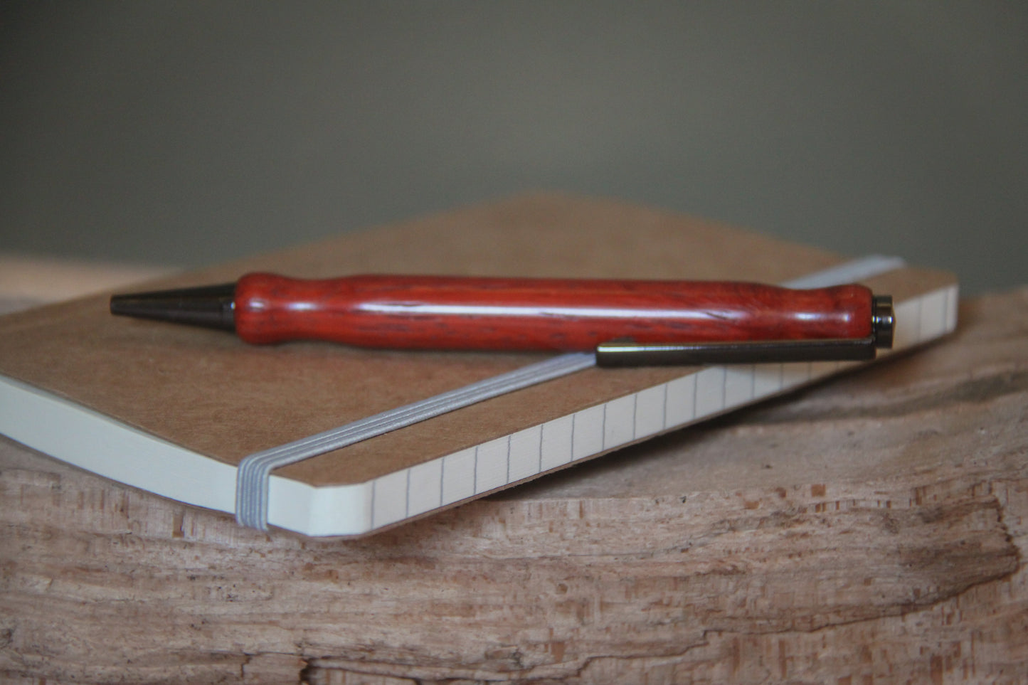 Houten balpen 'Berthe' -padouk- gun metal