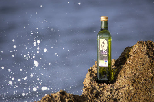 Fles aloe vera sap nabij het water |aloe vera de mallorca