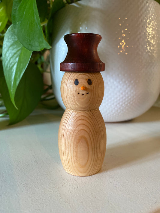 houten sneeuwman - rode hoed
