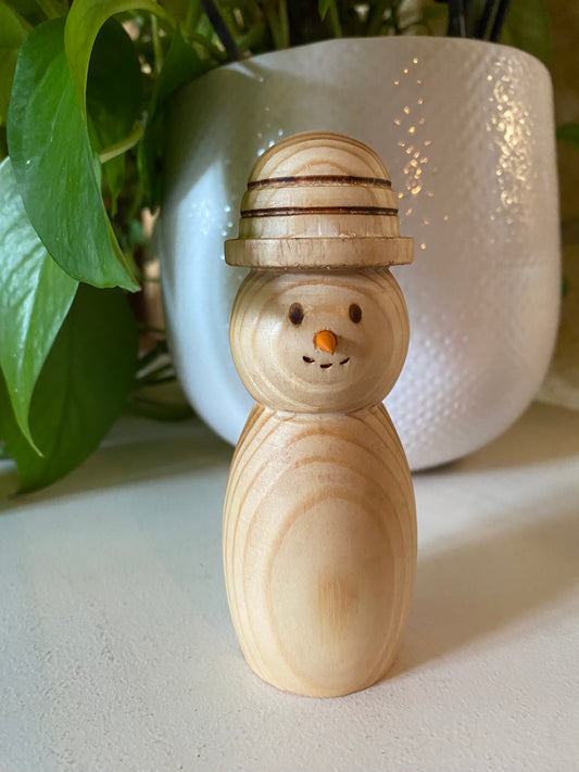 houten sneeuwman - ronde hoed