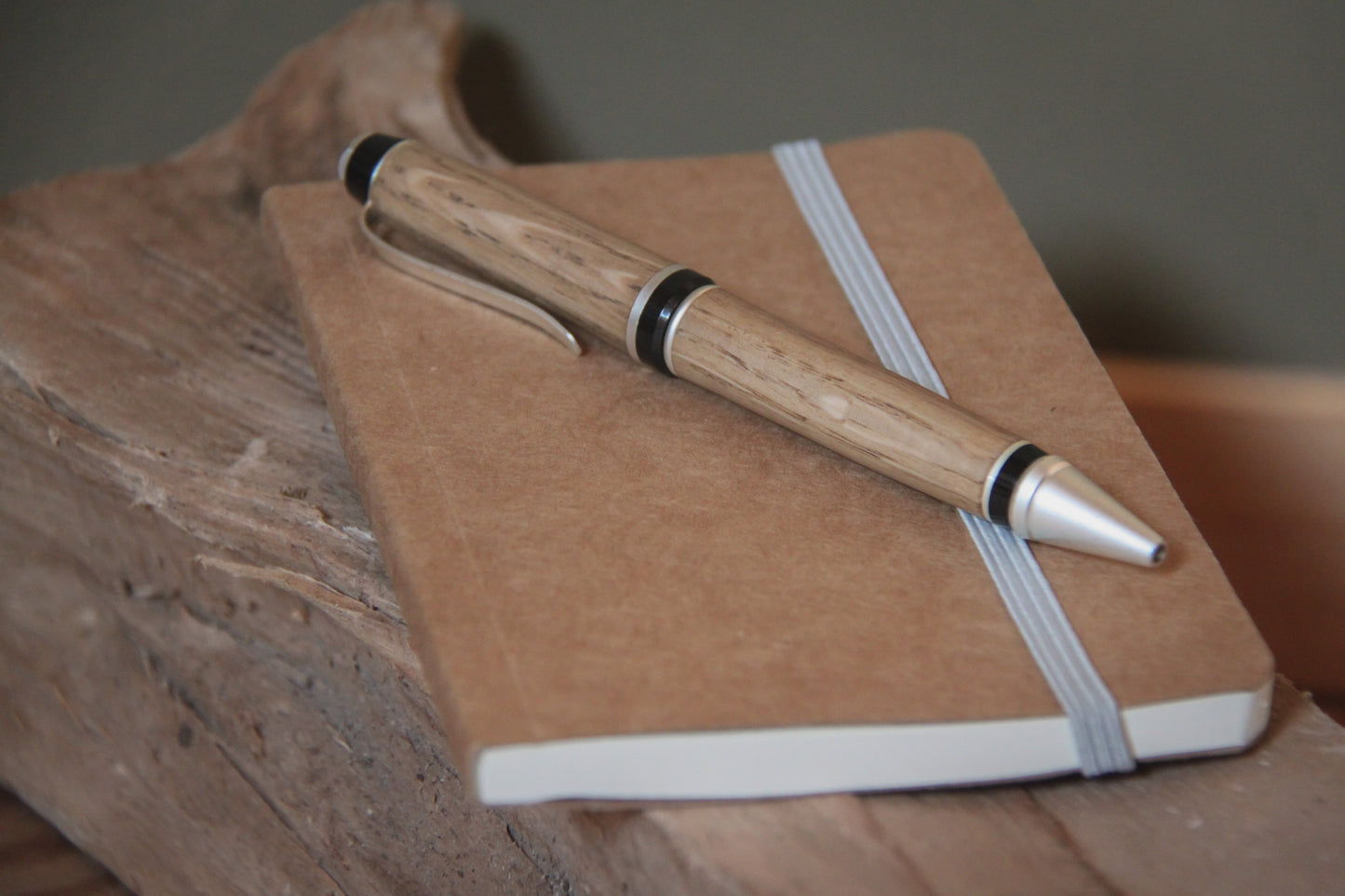 Houten balpen 'Julien' - eik - satin silver