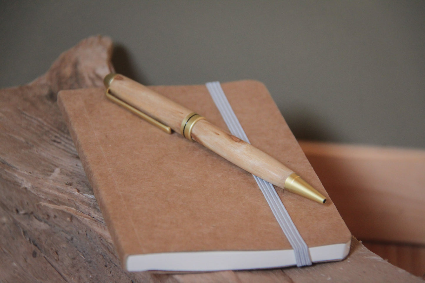 Houten balpen 'Josephine' - olijf - satin gold